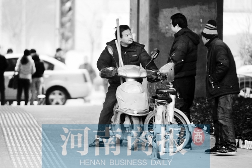 想讓農(nóng)民工安定下來，城市要給他們相應(yīng)的福利待遇，還有家的感覺