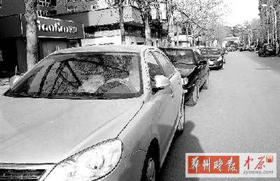 友愛路，路邊停了一排車，本來不寬的路就變得更窄了。