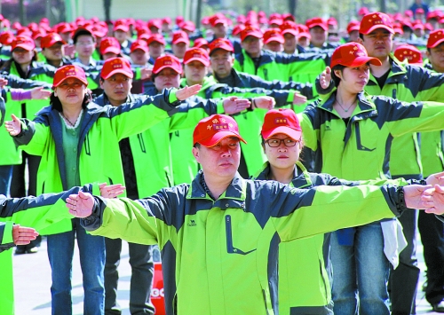 1800名文明志愿者將協(xié)助交警勸阻“中國(guó)式過(guò)馬路”