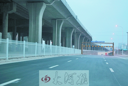 下穿隧道限高3米，不影響公交車通行。