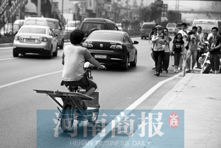 剛駛出隧道口，騎電動車的他被交警攔下 邱曉峰/攝