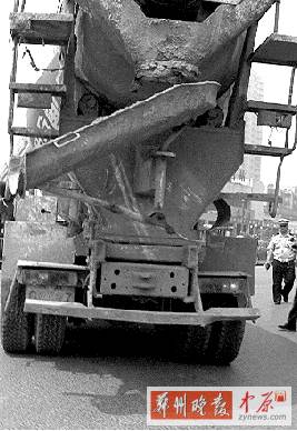 　當(dāng)時(shí)，老人就倒在水泥罐車的右后輪邊