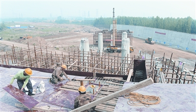 中原西路西南繞城高速公路互通式立交項(xiàng)目已完成總工程量的35%。