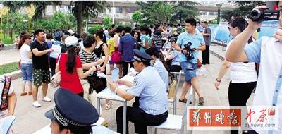 昨天上午，警方在紫荊山廣場(chǎng)進(jìn)行了大規(guī)模的宣傳活動(dòng)。警方供圖