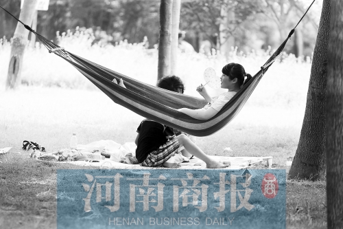 天又熱了起來(lái)，外出游玩，記得防曬哦 記者 趙卓/攝　