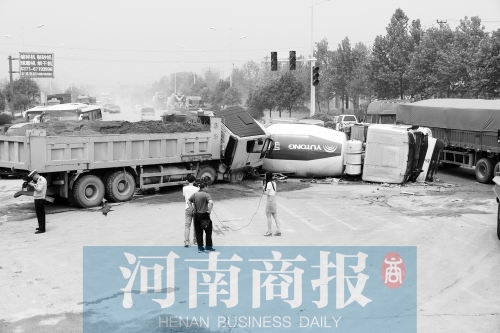 事故現(xiàn)場的附近居民稱，路口的紅綠燈從來沒亮過