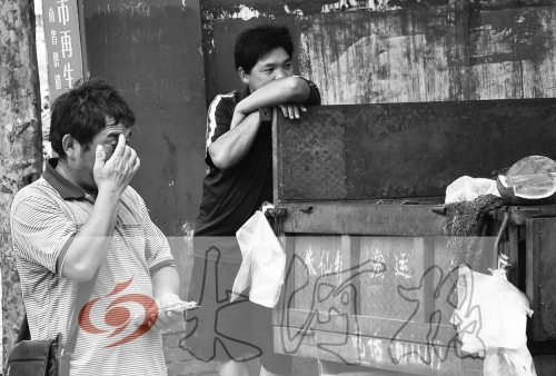 　拿著錢，陳小立感動(dòng)得哭了。