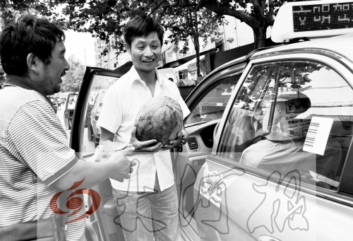 　　的哥將一天的運(yùn)營(yíng)收入捐給陳小立，陳小立送瓜感謝。