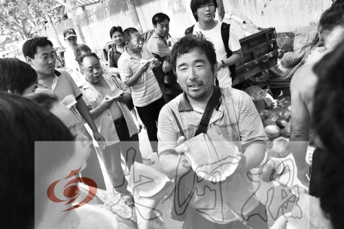 為了表示感謝，陳小立切西瓜分給大家吃。