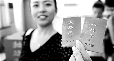 本報(bào)記者抽出的兩名消費(fèi)者代表。