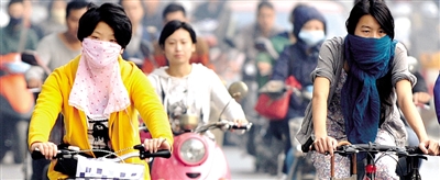 10月8日，鄭州市民遮擋口鼻騎行。 新華社發(fā)