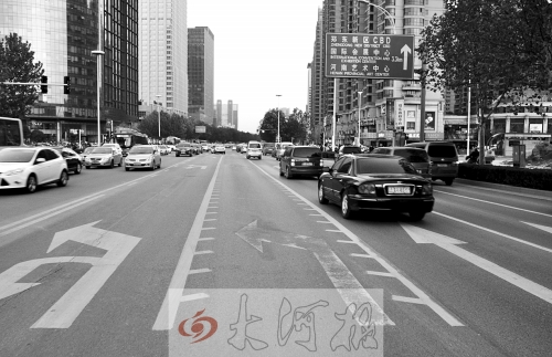 這條畫有多條短斜線的車道就是可變車道，視車流量大小而定，直行車輛多時(shí)它是一個(gè)直行車道，左轉(zhuǎn)車輛多時(shí)它