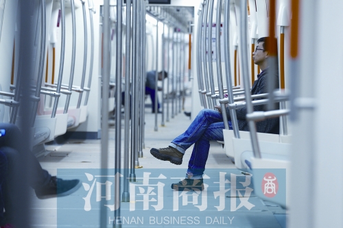 倆小時(shí)不出地鐵站，要按全程收費(fèi) 王春勝/攝