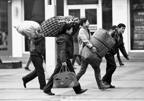 鄭州火車(chē)站廣場(chǎng)，行色匆匆的趕路人。