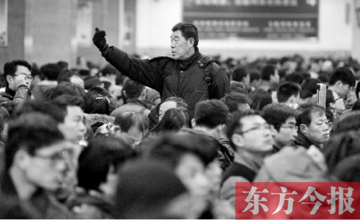 一場(chǎng)雨夾雪讓鄭州火車站的客流又增加了不少。昨天，售票大廳內(nèi)排隊(duì)購(gòu)票的旅客摩肩接踵