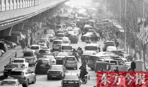 鄭大一附院北門的馬路被非機(jī)動(dòng)車占去一條車道，這里也極易造成交通擁堵