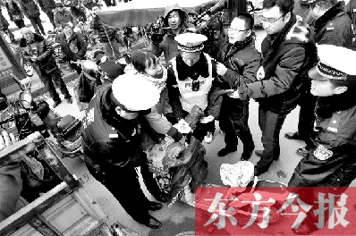 面對(duì)要暫扣的非機(jī)動(dòng)車，看車人急了