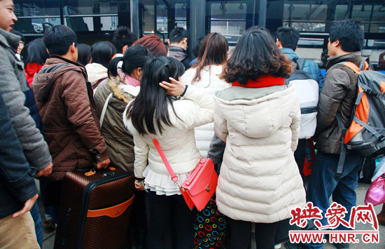 金水路紫荊山公交樞紐站牌處經(jīng)常是人頭攢動。