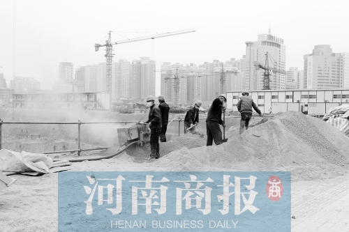 緯二路與東明路交叉口附近，一處工地上塵土飛揚 記者 鄧萬里/攝