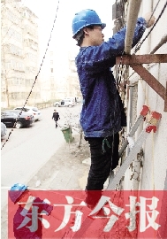 鄭州供電公司的技術(shù)人員正在需要更換智能電表的小區(qū)進行換表準備工作 鄭州供電公司的技術(shù)人員正在需要更換智能電表的小區(qū)進行換表準備工作