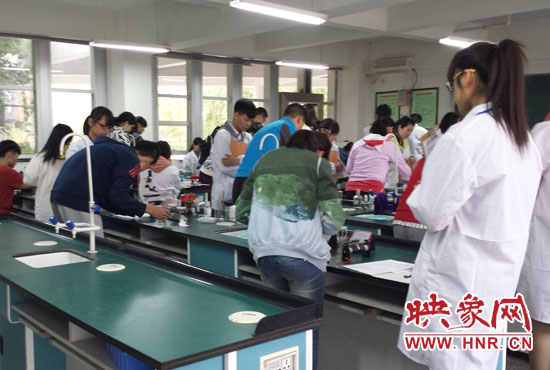 考試采用“一對(duì)一”的監(jiān)考方式。