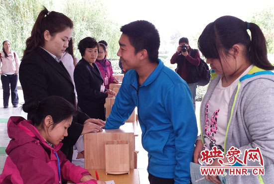 考生本人抽簽決定座號(hào)。