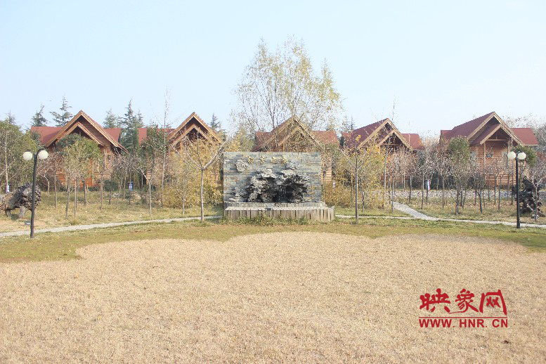 后面就是小別墅，前面是個廣場