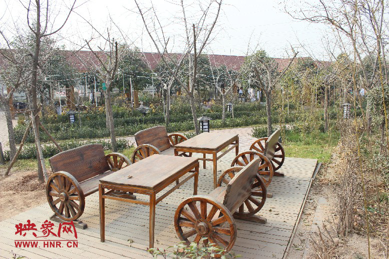 四五成群在這打牌，也是很有味道的一件事