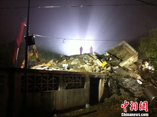 六層民房倒塌現(xiàn)場(chǎng)。何蔣勇　攝