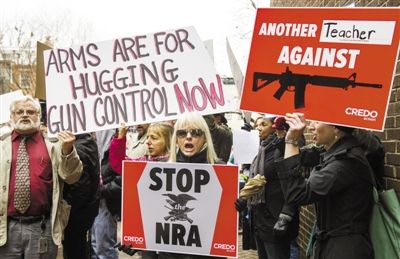 12月17日，華盛頓，示威者來到美國“全國槍支協(xié)會”在國會的說客辦公室表達控制槍支的訴求。