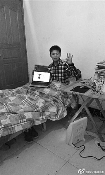 張洪銘在微博上發(fā)了張照片。照片顯示，他居住的屋子主要有一床一桌，寒冬里以電暖器取暖。