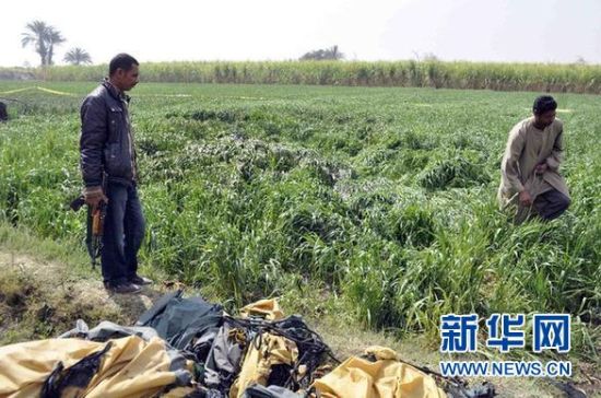 2月26日，在埃及旅游城市盧克索附近，當(dāng)?shù)匕踩藛T在發(fā)生熱氣球爆炸事故的現(xiàn)場(chǎng)查看。