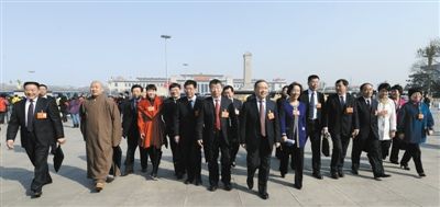 昨日，中國人民政治協(xié)商會議第十二屆全國委員會第一次會議在北京人民大會堂開幕。這是全國政協(xié)委員走向人民大會堂。新華社記者 陳樹根 攝