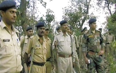 電視畫面顯示，大量警察在案發(fā)地搜查疑犯。