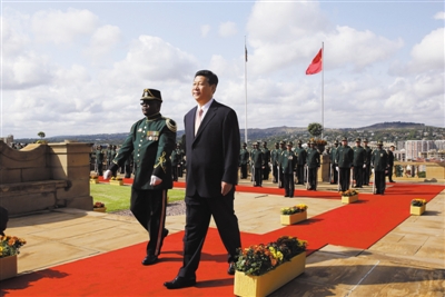 3月26日，南非總統(tǒng)祖馬在比勒陀利亞聯(lián)邦大廈前廣場(chǎng)舉行儀式，歡迎中國(guó)國(guó)家主席習(xí)近平訪問南非。這是習(xí)近平檢閱儀仗隊(duì)。新華社記者 蘭紅光 攝