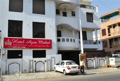 3月19日，印度北部阿格拉，一名英國女游客在旅館住店，有兩人企圖闖入她的房間，因害怕遭到強(qiáng)奸，她從旅