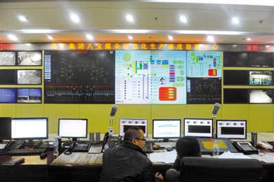 前日，八寶煤業(yè)公司，大家監(jiān)控井內(nèi)狀況。新華社 張楠 攝