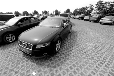 3月30日，掛有AZG(安徽政府公務(wù)的拼音縮寫）通行證的車輛停放在合肥市小蜀山公墓停車場內(nèi)。