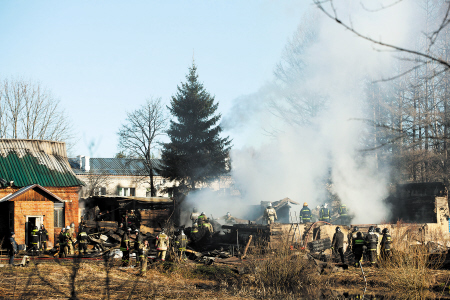 4月26日，俄羅斯救援人員在莫斯科州德米特羅夫區(qū)拉緬斯基村發(fā)生火災(zāi)的精神病院滅火。　　IC供圖