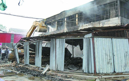 大火燒了近4個小時，中牟縣貿(mào)易區(qū)被燒得面目全非。