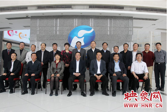 郭庚茂等省領(lǐng)導(dǎo)與省廣電局、河南電視臺(tái)的同志們合影