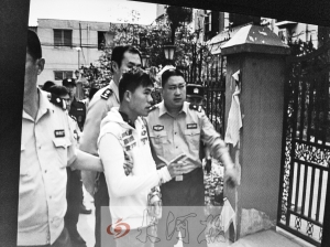 吳強指認現(xiàn)場(翻拍),他是高胖雇用的殺手之一。