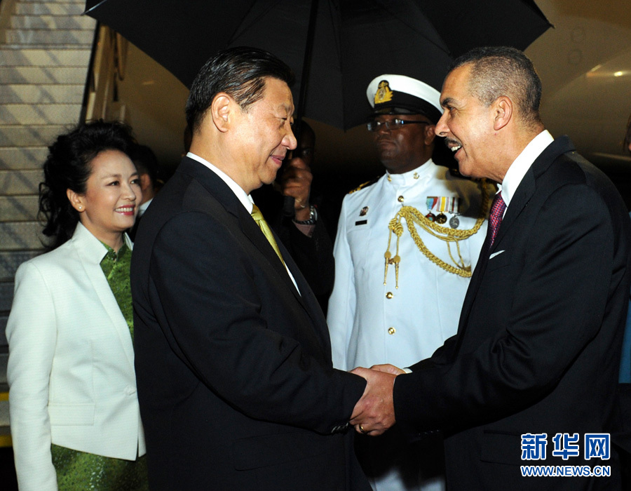 特立尼達和多巴哥總統(tǒng)卡莫納夫婦、總理比塞薩爾等到機場迎接習近平和夫人彭麗媛。饒愛民 攝