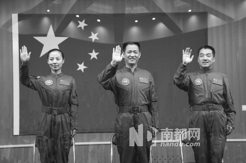 神舟十號(hào)航天員王亞平(左)、聶海勝(中)、張曉光(右)。 新華社發(fā)