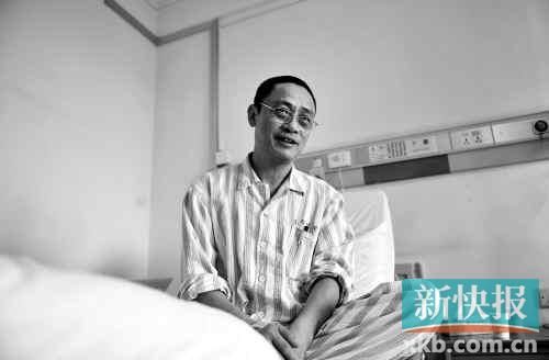 在病床上,趙海濱看起來(lái)比原先照片里消瘦了很多,雖然戴著一副近視眼鏡,卻掩飾不住鏡框后面發(fā)黑的眼圈。新快報(bào)記者孫毅/攝