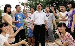 同學們用手臂連成光環(huán)，把班主任老師圍起來，表達對他的敬意和謝意。