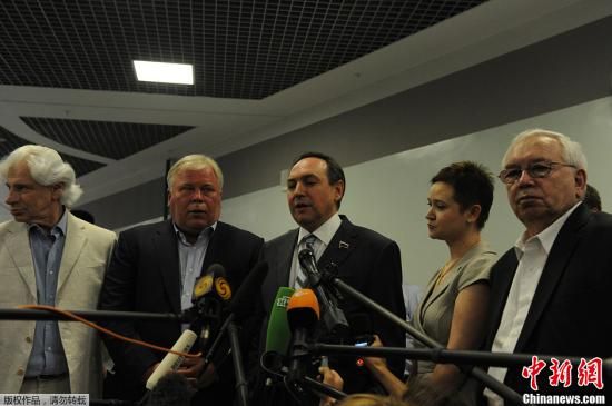 據(jù)外媒報(bào)道，美國(guó)“棱鏡”監(jiān)控計(jì)劃泄密者愛(ài)德華·斯諾登于莫斯科時(shí)間7月12日在莫斯科謝列梅捷沃機(jī)場(chǎng)與多家人權(quán)機(jī)構(gòu)代表人士舉行會(huì)談。圖為參加會(huì)談的人權(quán)代表接受媒體采訪。