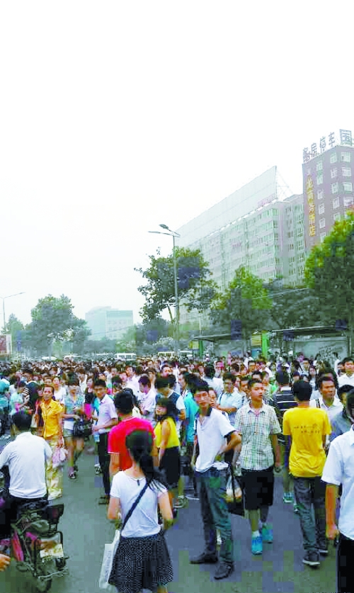 　早高峰等公交，場(chǎng)面蔚為壯觀（網(wǎng)友供圖）。