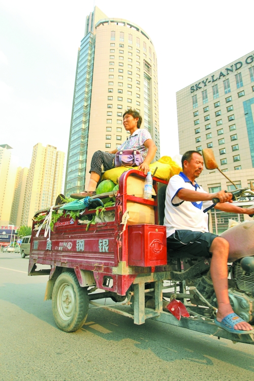 多賣瓜，瓜農(nóng)在烈日下奔波忙碌。