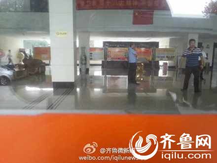 8月8號下午14時(shí)許，一女子在山東省衛(wèi)生廳辦公大樓三樓的一間辦公室內(nèi)，被一名年輕男子劫持。